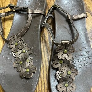 💥💥Vionic sandals.  Straps are a copper color💥💥
